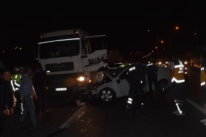 İzmir'de tır ile çarpışan otomobilin sürücüsü öldü