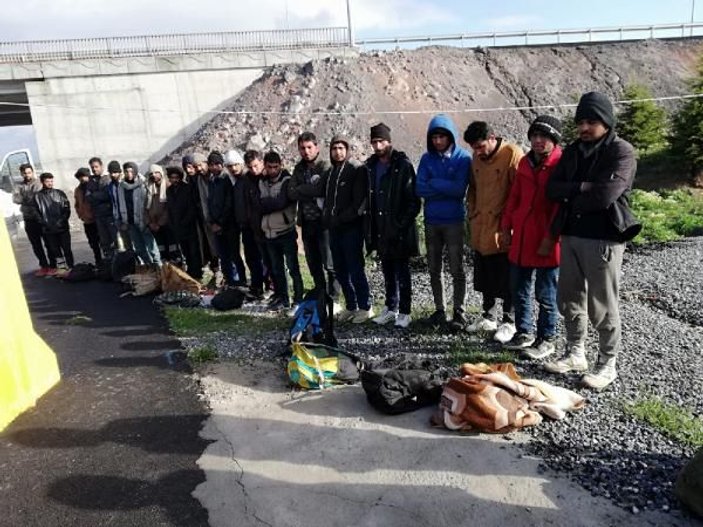 Kayseri'de kamyonetin kasasında 33 kaçak yakalandı