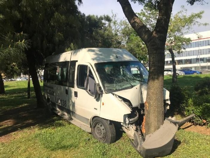 Servis aracı ağaca çarptı: 3 yaralı