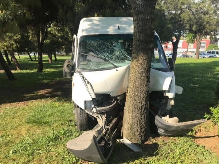 Servis aracı ağaca çarptı: 3 yaralı