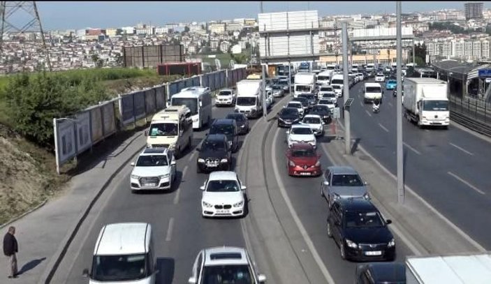 Esenyurt'ta trafikte kasklı yol kavgası: 1 yaralı