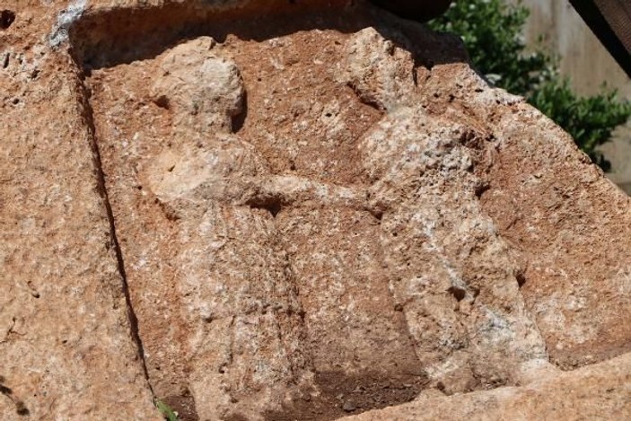 8 tonluk kayada Roma dönemine ait işleme