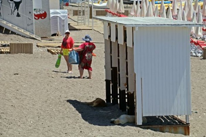Antalya'da tatilcilerin kapısız soyunma kabinleri tepkisi