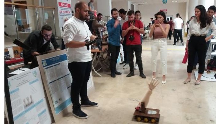 Suriyeli 2 üniversitelinin Robotik Yürüyen El projesi
