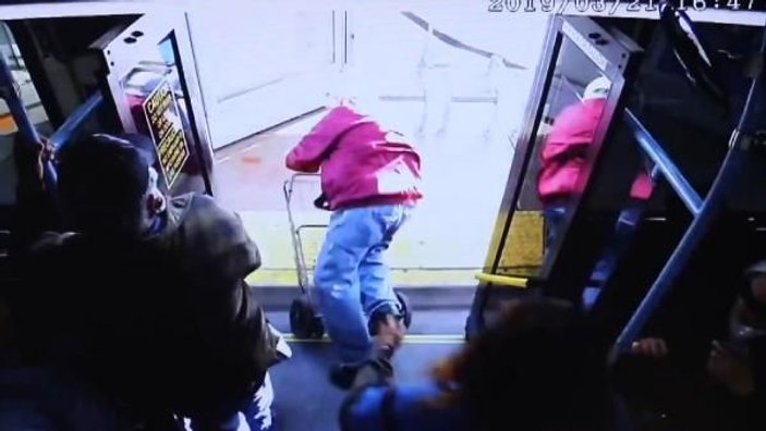 Yaşlı adamı otobüsten atan kadın cinayetle yargılanıyor
