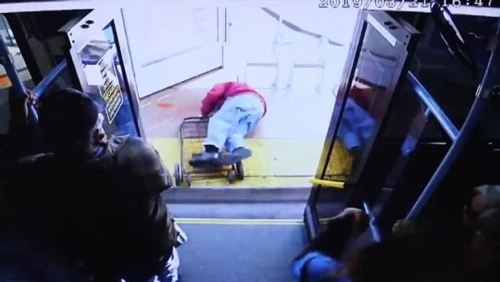 Yaşlı adamı otobüsten atan kadın cinayetle yargılanıyor