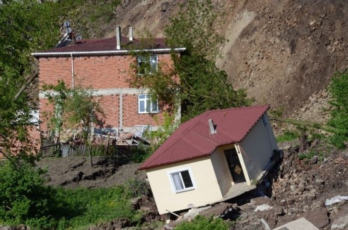 Ordu’da heyelan bir mahalleyi yok etti: 15 ev yıkıldı