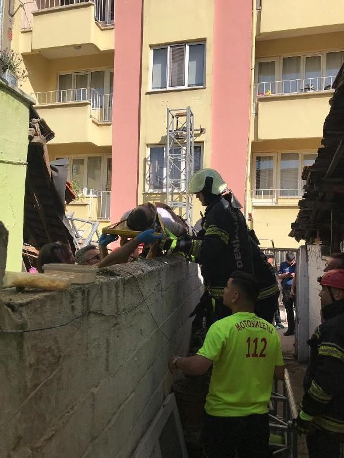 Apartman önüne kurulan iskele devrildi: 2 işçi yaralı