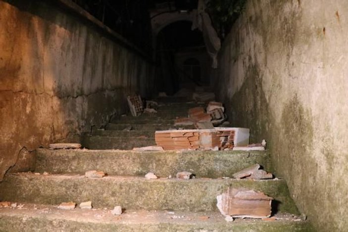 Beykoz'da iki katlı binanın duvarı yıkıldı