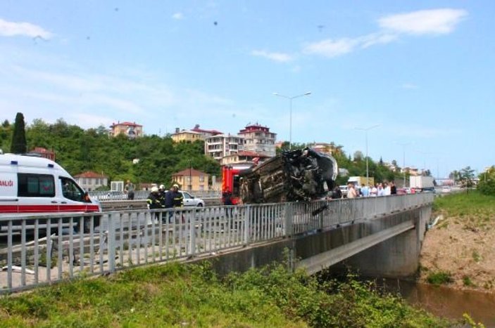 Takla atan araç köprü korkuluğunda asılı kaldı