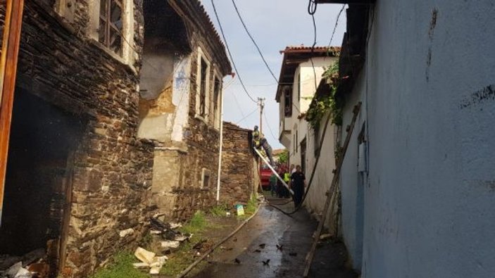 Manisa'da tarihi ev kül oldu