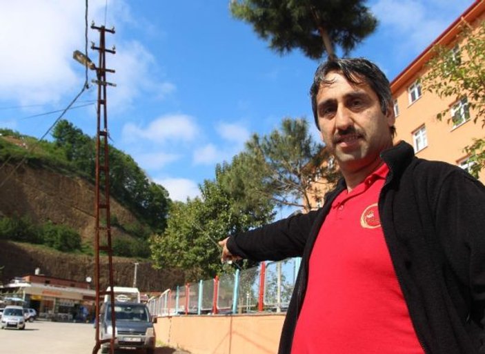 Trabzon’da devrilmek üzere olan elektrik direğine ilginç çözüm