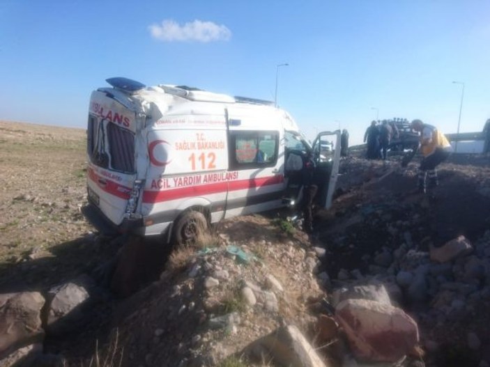Kayseri’de ambulans şarampole devrildi: 2 yaralı