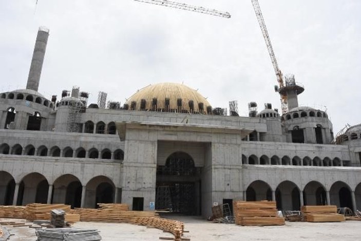 İzmir'de yapılan 15 bin kişilik caminin yüzde 90'ı bitti