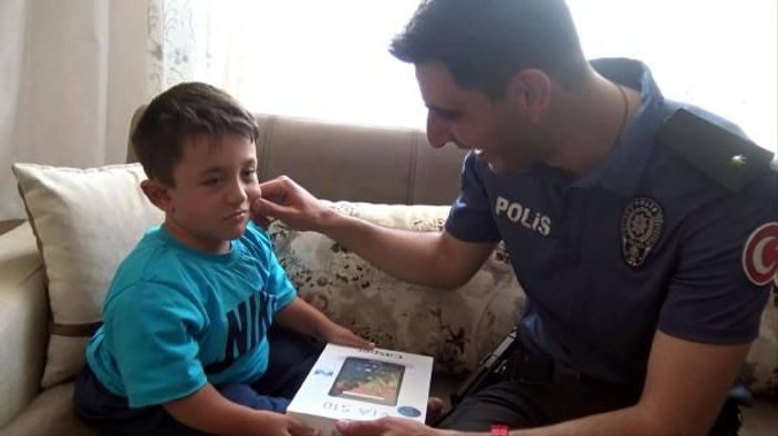 Tableti çalınan çocuğu polisler sevindirdi