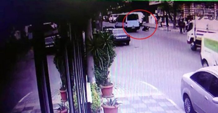 Maltepe'de genç kız kapısı açık minibüsten yola düştü