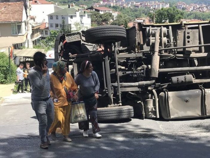 Sarıyer’de tonlarca un devrilen kamyondan etrafa saçıldı