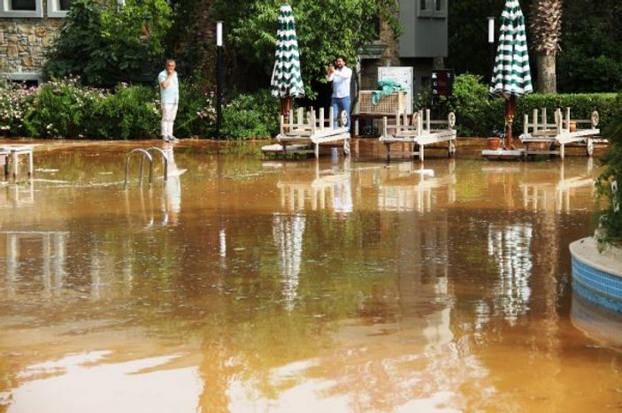 Bodrum’da ana su borusu patladı, oteller boşaltıldı