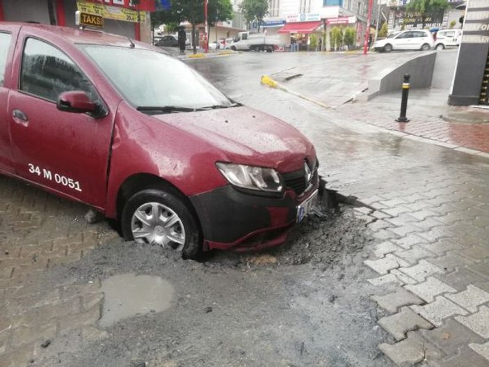 İstanbul'da sağanak yağış taksiyi çöken yola sapladı