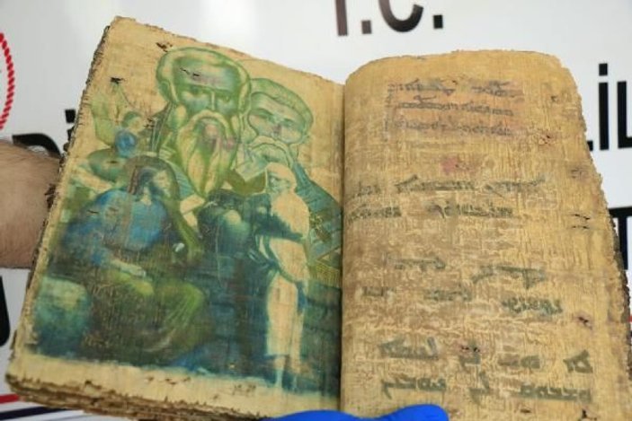 Diyarbakır'da 1400 yıllık kitabı satmaya kalkanlar yakalandı
