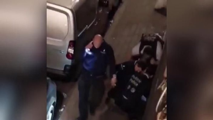 Belçika'da polis memurunun şiddeti kamerada