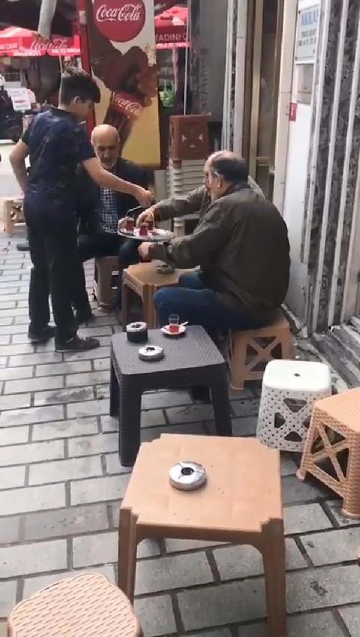 Beyoğlu'nda bir araç çay ocağına girdi