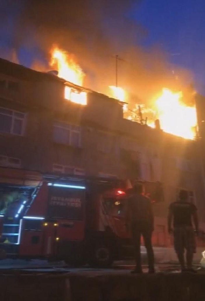Gaziosmanpaşa'da 4 katlı binada yangın çıktı