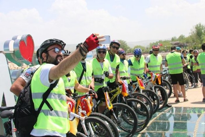 İranlı turistler Van'da pedal çevirdi