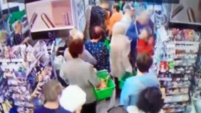 Ukrayna'da market sırasındaki küçük çocuğa saldırı