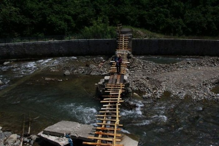 Sel sularının yıktığı köprüye ilkel yöntem