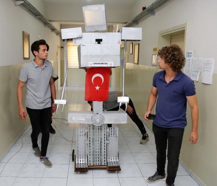 Lise öğrencileri atık malzemelerden robot üretti