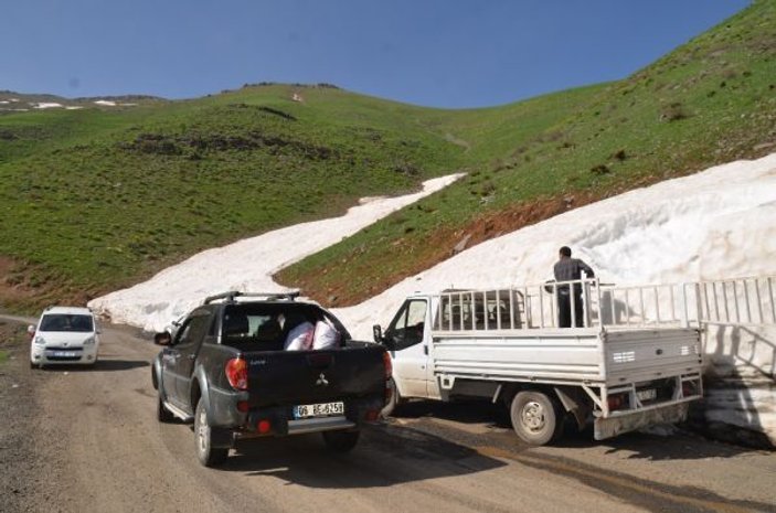 Şırnak'ta dağlardan kar toplayıp satıyorlar