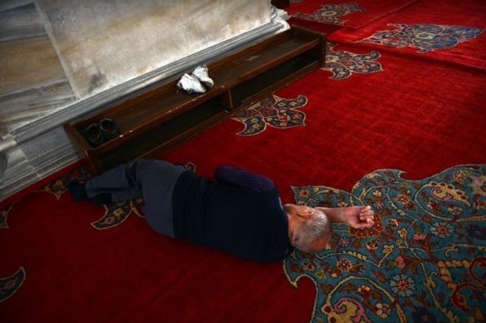 İstanbul'da sıcaktan bunalanlar camilere koşuyor