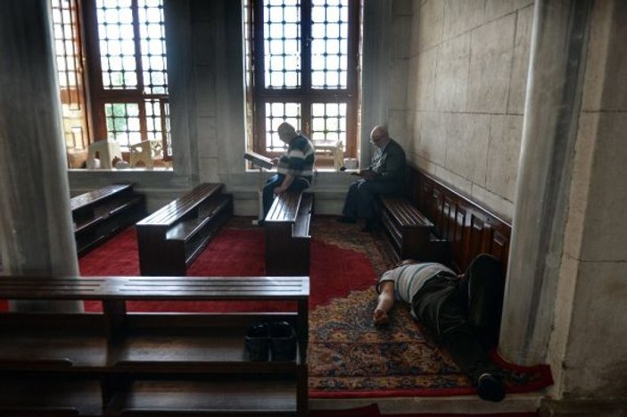 İstanbul'da sıcaktan bunalanlar camilere koşuyor