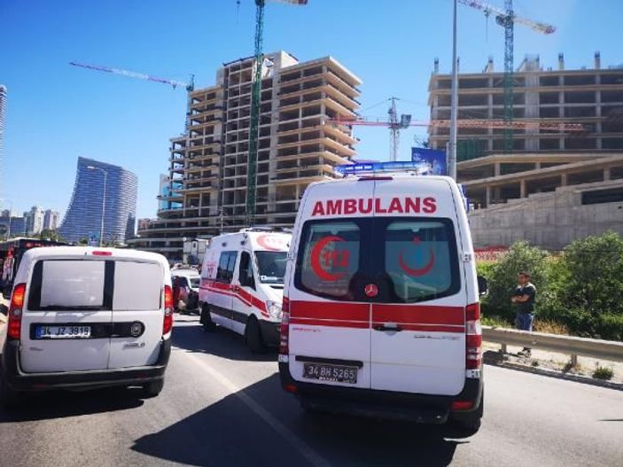 Ümraniye'de polisten kaçan şüpheliler kaza yaptı