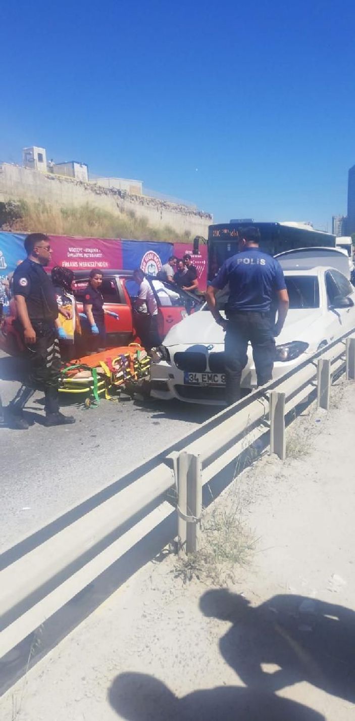 Ümraniye'de polisten kaçan şüpheliler kaza yaptı