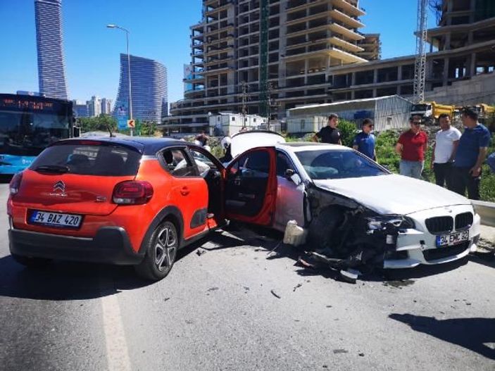 Ümraniye'de polisten kaçan şüpheliler kaza yaptı