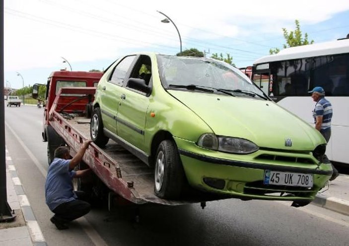 Otomobil, köprülü kavşakta takla attı: 2 yaralı