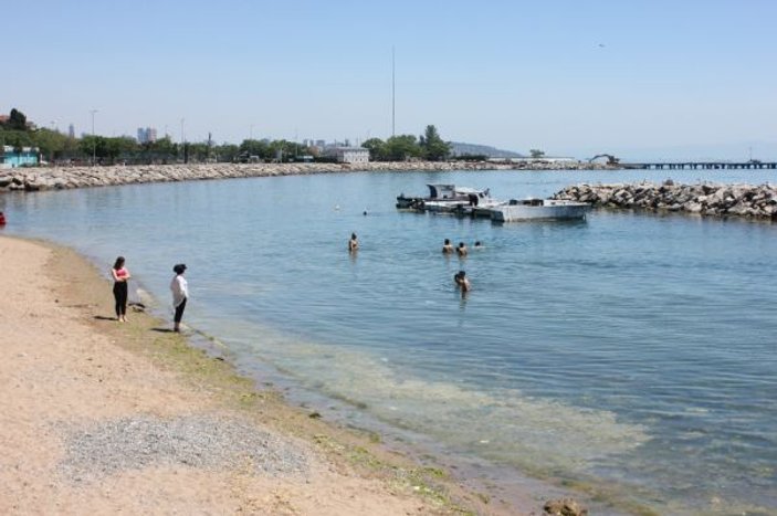 İstanbul’da sıcaktan bunalanlar kendini denize attı