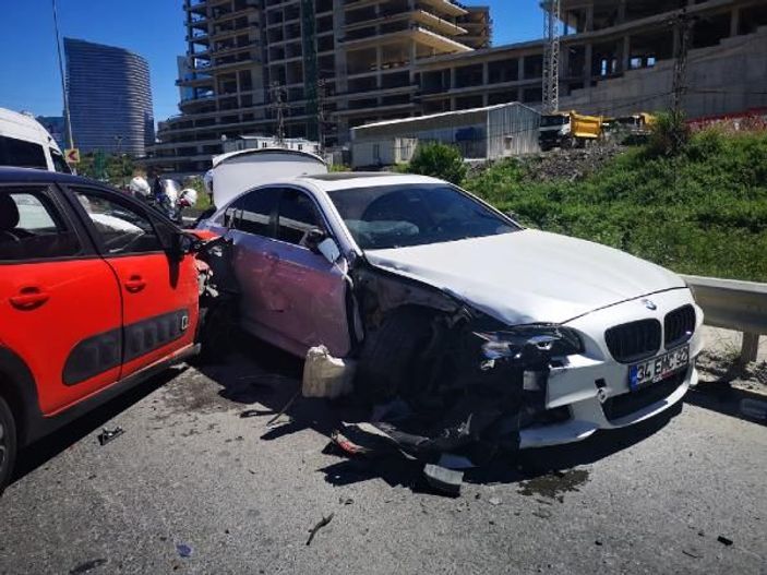 Ümraniye'de polisten kaçan şüpheliler kaza yaptı