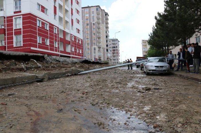 Sivas’ta yağış sonrası sitesinin istinat duvarı çöktü