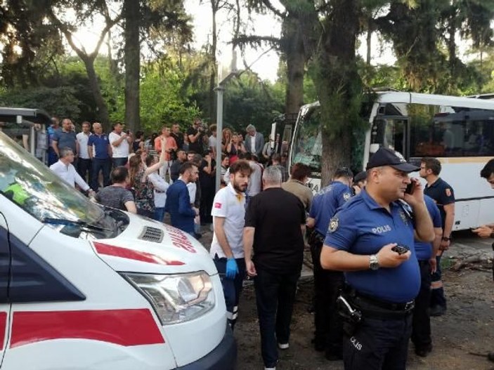 İzmir'de öğrenci midibüsü kaza yaptı
