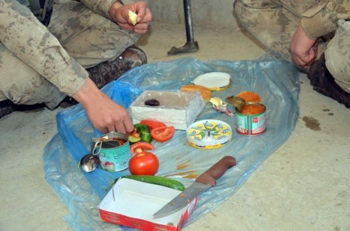 Şırnak'ta Mehmetçik, vatan nöbetinde iftarını açıyor