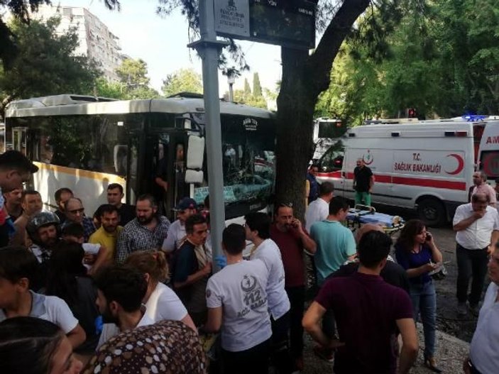 İzmir'de öğrenci midibüsü kaza yaptı
