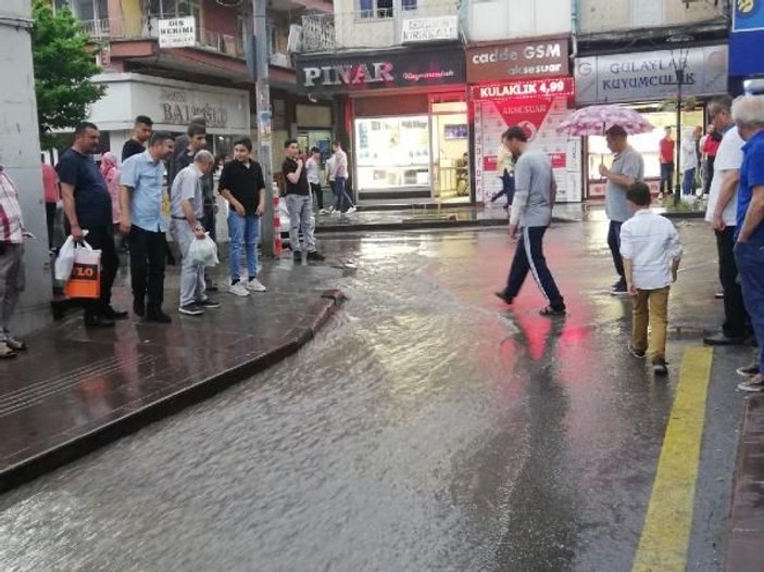 Kırıkkale'de yağmur caddeleri suyla doldurdu