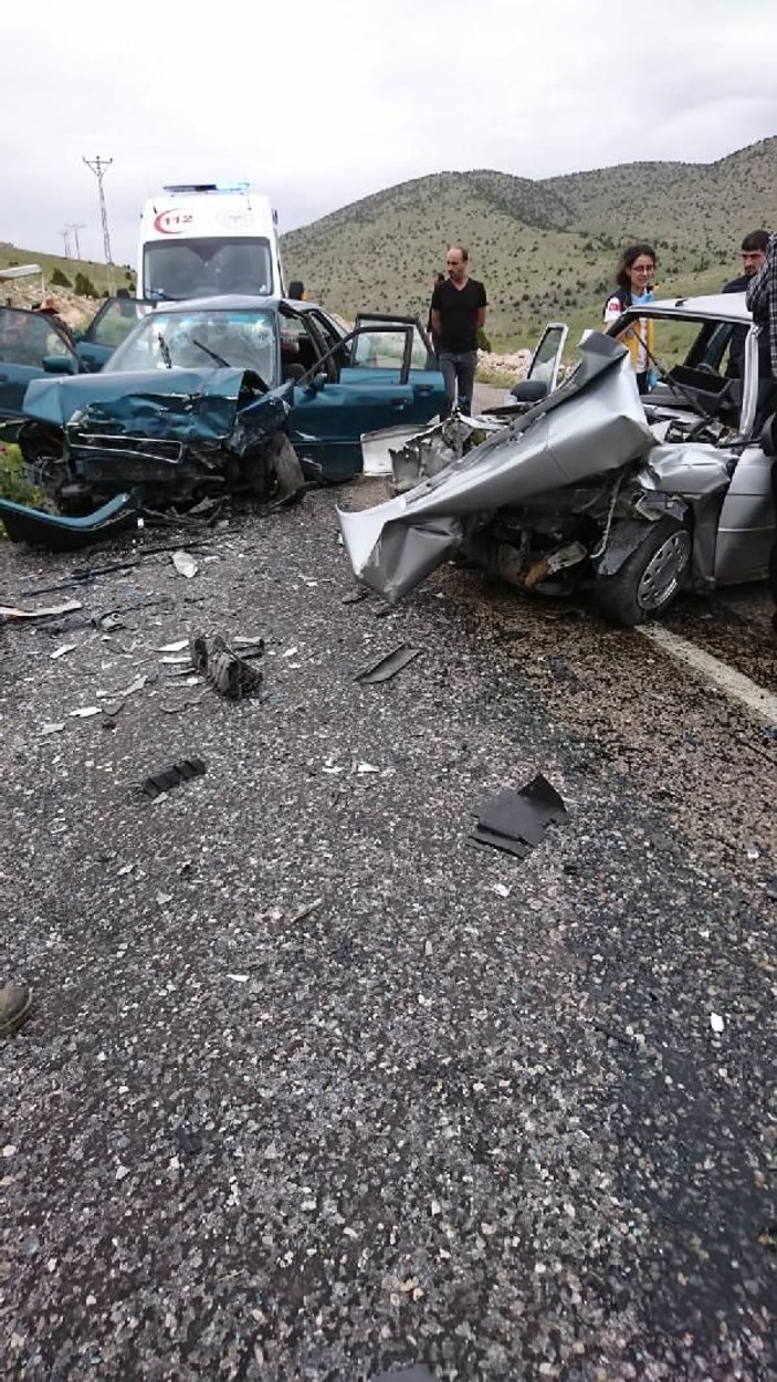 Kayseri'de 2 otomobil çarpıştı