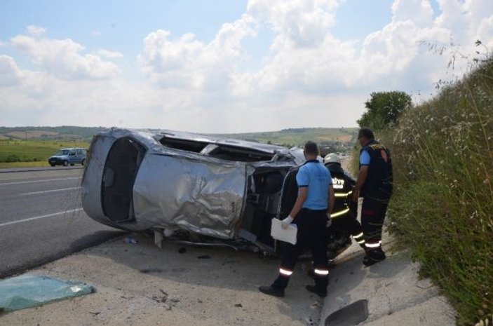 Tekirdağ'da otomobil su kanalına devrildi