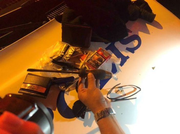 Silahlı saldırgan, tornavidayla polislere saldırdı