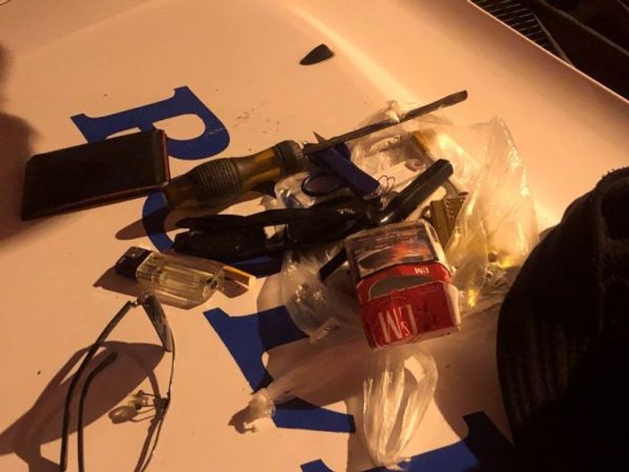 Silahlı saldırgan, tornavidayla polislere saldırdı
