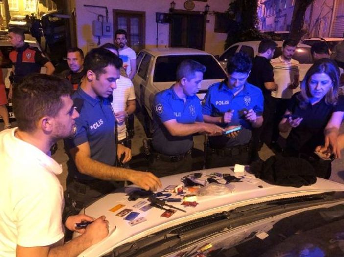 Silahlı saldırgan, tornavidayla polislere saldırdı